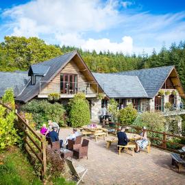 Canada Lodge and Lake, Hotel in Creigiau