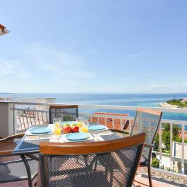 Cecilia Apartments - stunning sea views and relaxing Mediterranean getaway, hotel u Lunu