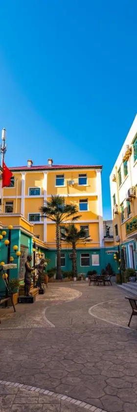Zhong An Hotel Beijing Former Residence of Journalist Edgar Snow -Free laundry service,Free freshly ground coffee,Provide tourism and ticketing service ,English service ,Near Tian'AnMen Forbidden City,Wangfujing walking street, Hotel in Peking