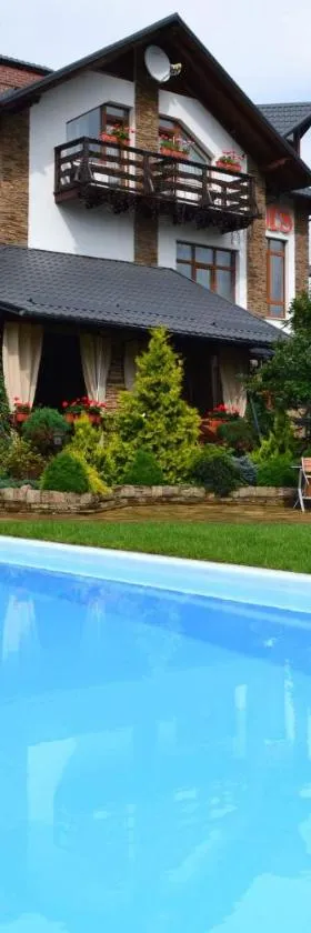 Hata Hutsula, Hotel in Mykulytschyn