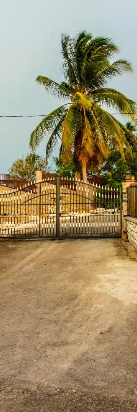 Sunshine Lodge: Your home away from home, Hotel in Montego Bay