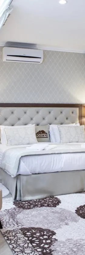 Родичі, Hotel in Zhashkiv