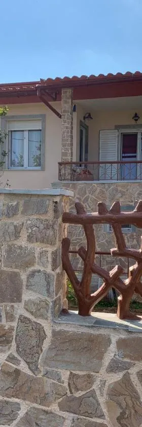 Peaceful house near Airport, Hotel in Pikérmion
