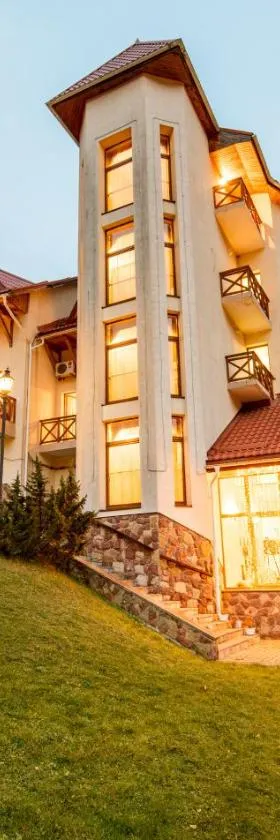 Zahar Berkut, Hotel in Slawske