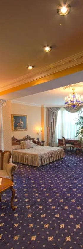 Grand Hotel London, Hotel in Warna