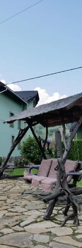 Pyate Koleso, Hotel in Laseschtschyna