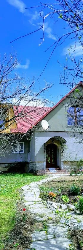 Gostynna Rodyna, Hotel in Izky
