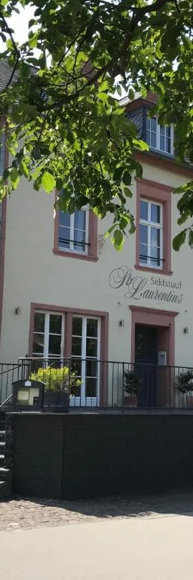 Gästehaus Sektstuuf St. Laurentius, Hotel in Leiwen