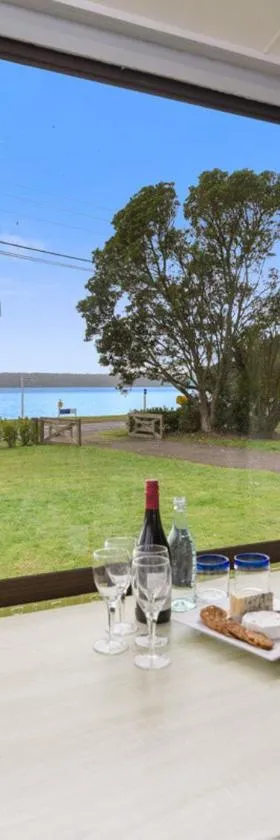 Relax Lakeside - Lake Rotoiti Bach, Hotel in Rotoiti