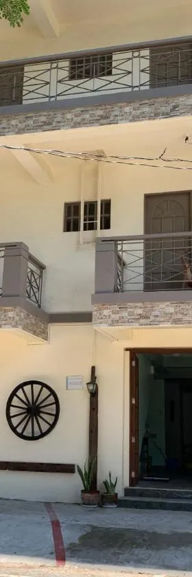 Beinte Singko de Marso Apartments, Hotel in Candon