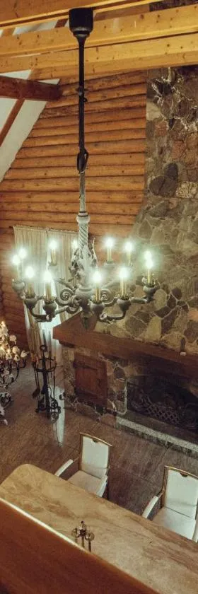 Candle House, Hotel in Padure