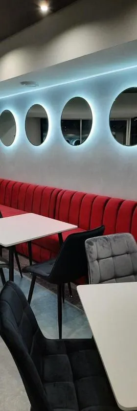 Red Cube Hotel, Hotel in Kamjanez-Podilskyj