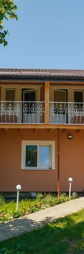 Під соснами, Hotel in Krivorovnya