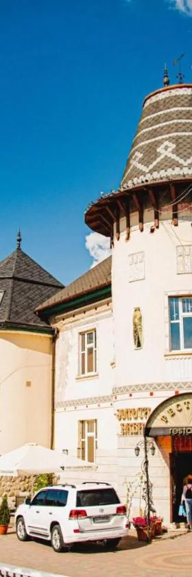 Zolota Pava, Hotel in Berehowe