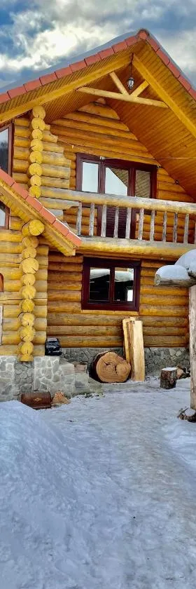 Будиночок-зруб в центрі Пилипця, Hotel in Pilipets