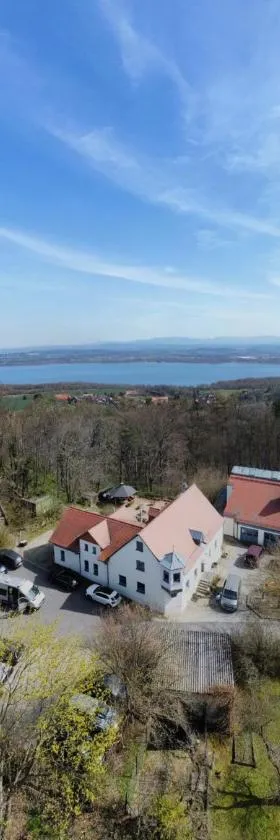 Hotel Kreuzbergbaude beim Berzdorfer See mit Wohlfühl Sauna, Hotel in Görlitz