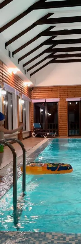 Приватний будинок для сімейного відпочинку з басейном і сауною, Hotel in Hryhorivka