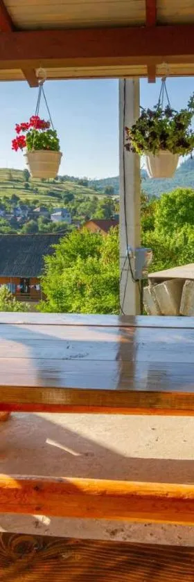Садиба під Лісом, Hotel in Volovets