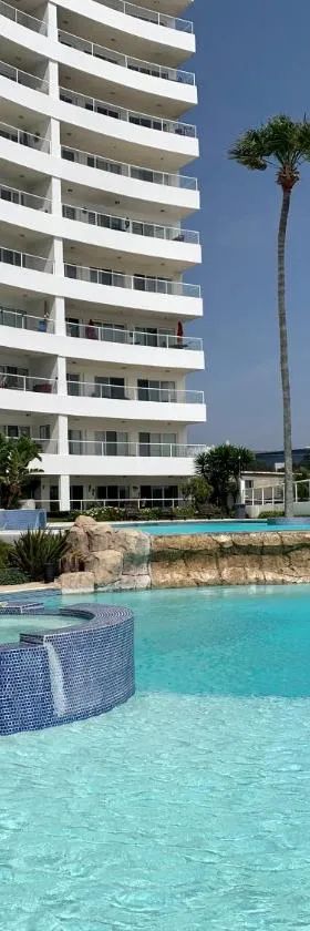 Beachfront 4 BR Penthouse - Pool Steps to Beach & Mins to Downtown, Hotel in Rosarito