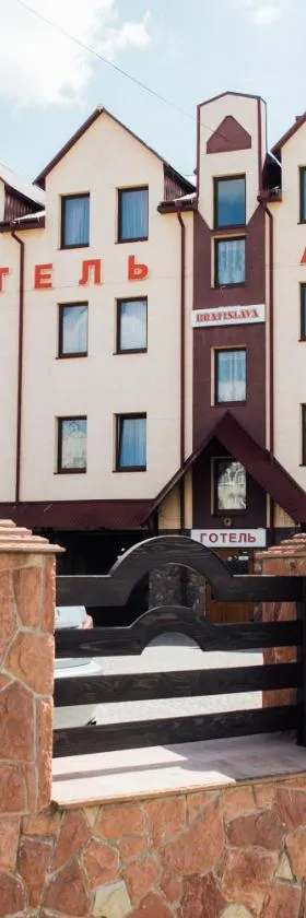 Братіслава Тернопіль, Hotel in Petrikov