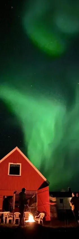 Nydelig utsikt, egen leilighet med to parkeringer, hotel in Movik
