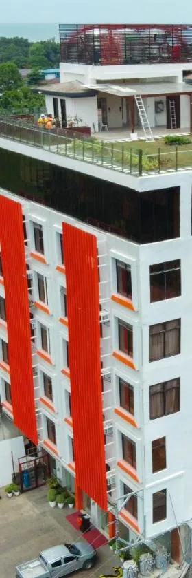 Aya Hotel & Residences, Hotel in Clarin