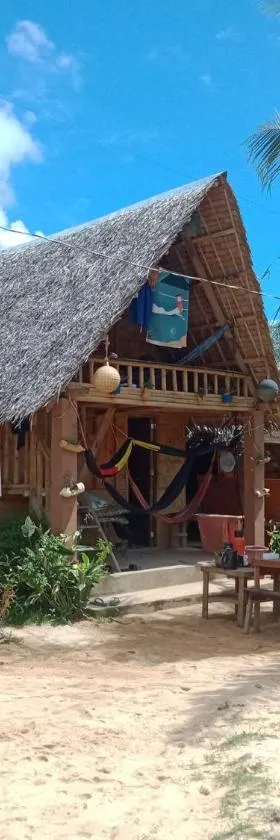 Titaays Surfers Inn, Hotel in Baras