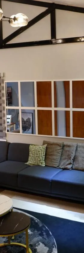 Lax Uno 2 bedroom home with Parking, Wi-Fi, NetFlix and Airconditioned Rooms and Shower Heater, Hotel in Antipolo