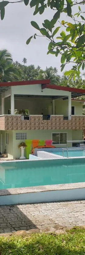 Pentaqua -Dineros Guest House, Hotel in Irosin
