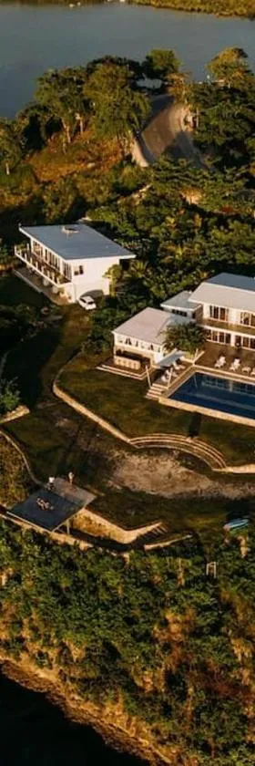 Exclusive Cliff House with Pool and Beach Access, Hotel in Dumanjug