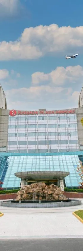 Ramada Plaza Shanghai Pudong Airport - 3 mins to PVG depature floor & check entrance with hotel shuttle, Hotel in Shanghai