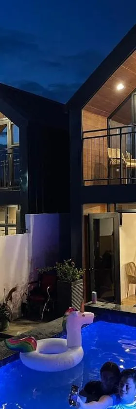 Hidden Haven Subic Villa w/ Infinity Pool, Hotel in Subic