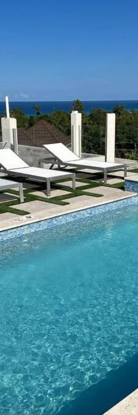 Luxury 1 Bedroom & Rooftop Pool unit #2, Hotel in Falmouth