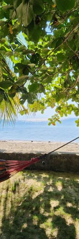 Islanders Paradise Beach, Hotel in Larena
