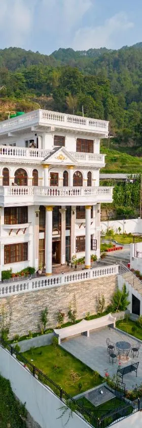 The White House Villa 8 bedroom with Swimming Pool, Hotel in Kathmandu