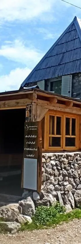 Na krovu svijeta, Hotel in Gornji Lukomir