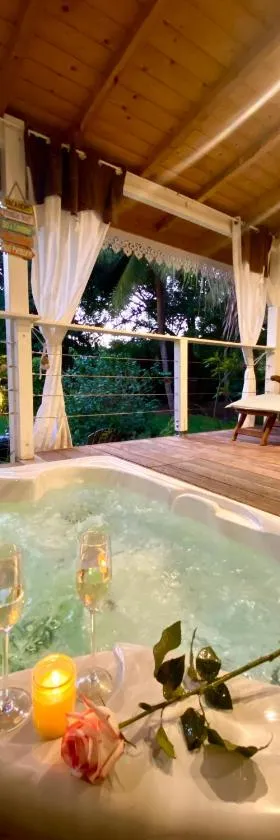 Villa Gaïa - Bungalow Ti-Zen et son jacuzzi niché dans un jardin tropical, séjour en amoureux, Hotel in Le Diamant