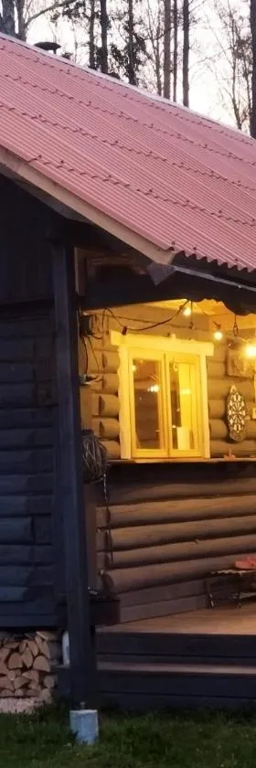 Namiņš Guntas, Hotel in Uguņi