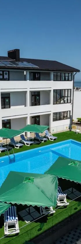 Weekend Family Hotel, Hotel in Karolino-Buhas