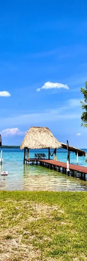 Cabaña con muelle privado en la Laguna de Bacalar, Hotel in Bacalar