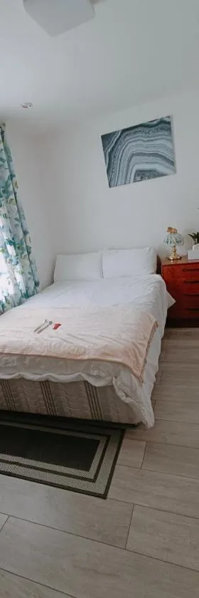 Min Su Rooms, Hotel in Stanwell