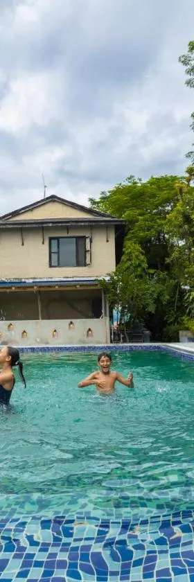 Hotel Parkside & Swimming Pool-Between Greenery and Azure ,Your Perfect Retreat, Hotel in Chitwan