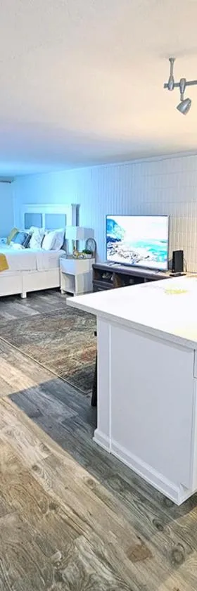 Stylish Condo Steps to Beach, Hotel in Hauula