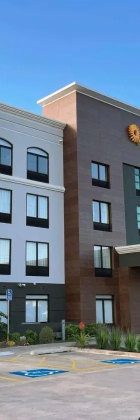 La Quinta Inn & Suites by Wyndham Tulsa Midtown, Hotel in Tulsa