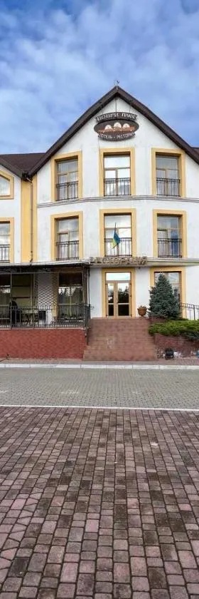 Бобри плюс, Hotel in Novovolynsʼk
