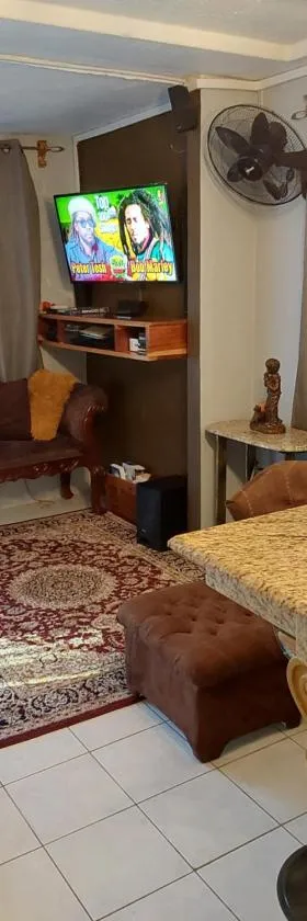 Zipcode Hideaway Guesthouse, Hotel in Portmore