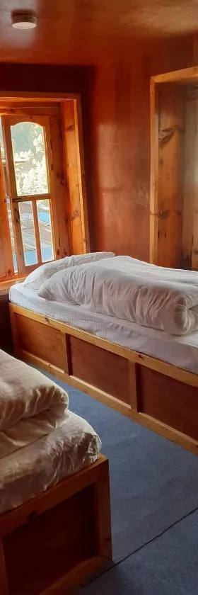 Tribeni Lodge Restaurant And Bar, Hotel in Phakding