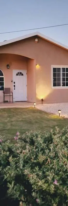 Gated Cozy Urban Luxe Retreat, Hotel in Portmore