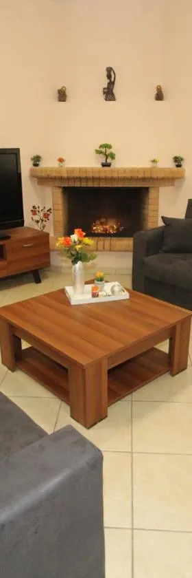 SPACIOUS COUNTRY APARTMENT, Hotel in Brauron