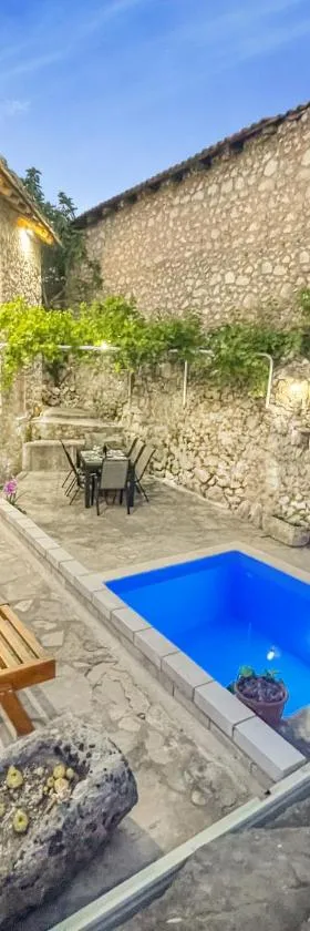 Villa Historic Pocitelj with pool and incredible views on the river and landmarks, Hotel in Počitelj